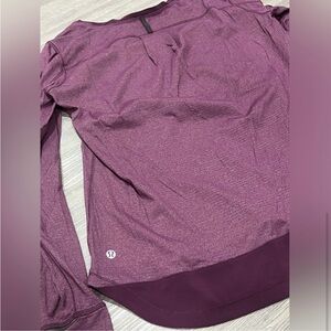 Lululemon Long Sleeve Top in Plum. Silver scent fabric size 12